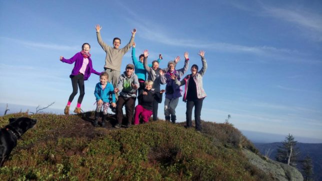 Expedice po Čínské cestě na Polední kameny aneb hledali jsme pomníčky Expedice po Čínské cestě na Polední kameny aneb hledali jsme pomníčky