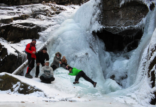Pokračování v objevování království z ledu tvořeného Pokračování v objevování království z ledu tvořeného