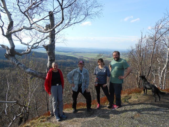 Hvězdné nebe nad hradem, východ slunce a rozšířený klub otužilců