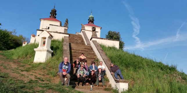 Malá žena s věrným psíkem pod širákem