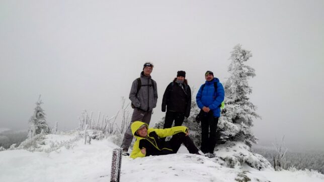 Po bílém hřebeni Jizerských hor Po bílém hřebeni Jizerských hor